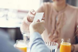 Due uomini d'affari incontro per pranzo nel ristorante foto