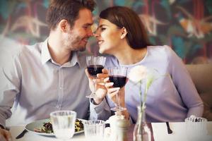 romantico coppia incontri nel ristorante foto