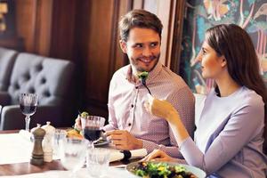 romantico coppia incontri nel ristorante foto