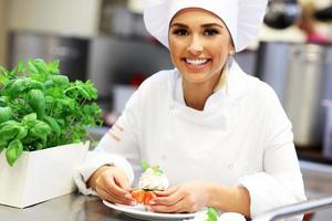 chef impegnato al lavoro nella cucina del ristorante foto