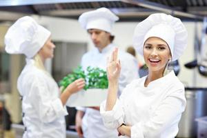 occupato chef a opera nel il ristorante cucina foto