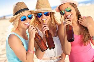 ragazza amici su picnic su il spiaggia foto