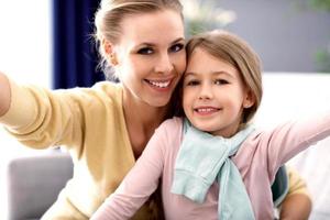 bellissimo mamma e sua figlia avendo divertimento a casa foto