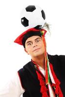 polacco uomo nel un' tradizionale attrezzatura con calcio su testa foto