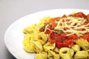 tortellini con pomodoro salsa foto