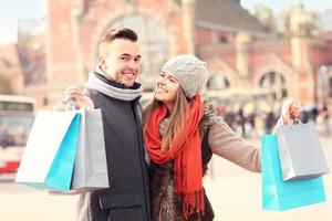 contento coppia shopping nel il città foto