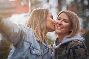 Due ragazza amici o lgnt coppia nel legna foto