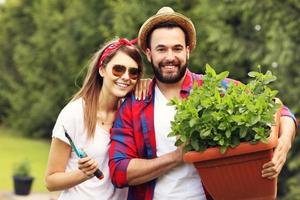 giovane coppia Lavorando nel il giardino foto