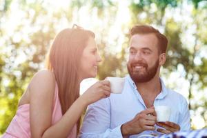 romantico coppia nel bar foto