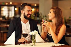 romantico coppia incontri nel ristorante foto