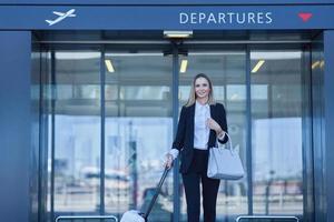 adulto femmina passeggeri a il aeroporto foto