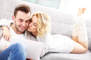romantico coppia con il computer portatile nel vivente camera foto