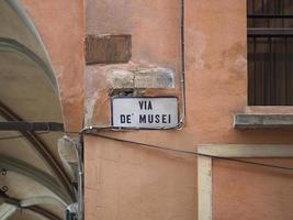 attraverso de musei strada cartello nel bologna foto