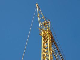 giallo Torre gru al di sopra di blu cielo foto