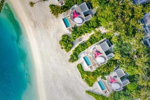 aereo foto di bellissimo Paradiso Maldive tropicale spiaggia ville su isola ricorrere. lussuoso vacanza concetto. lusso viaggio sfondo per estate vacanza o spiaggia vacanza modello con copia spazio