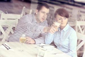 giovane coppia in un caffè foto