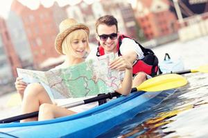 giovane coppia con un' carta geografica nel un' canoa foto