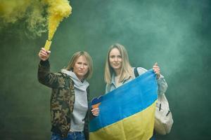 Due ragazze supporti Ucraina con no guerra segni foto