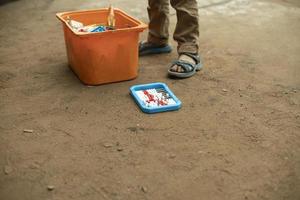 bambino con scatola di giocattoli su strada. ragazzo gioca. foto