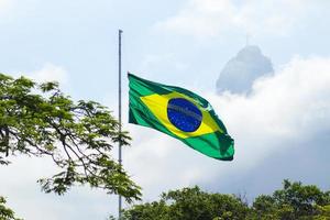 rio de janeiro, rj, brasile - 10 ° di dicembre 2022 - brasiliano bandiera agitando a il olocausto memoriale, ha aperto su 7 ° dicembre 2022 a pastado belvedere, bottafogo quartiere. foto