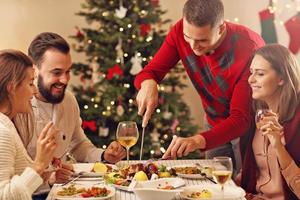 gruppo di amici festeggiare Natale foto