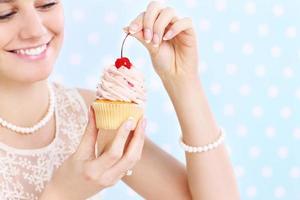 donna mangiare un' Cupcake foto