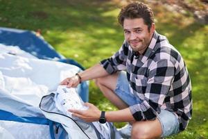 giovane simpatico coppia avendo divertimento su campeggio ambientazione su tenda foto