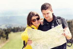 giovane coppia con carta geografica nel montagne foto
