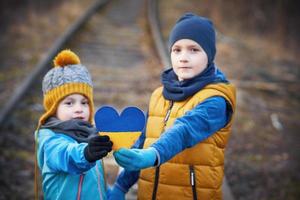 immagine di un' bambino con un' lotto di amore e tranquillo, calmo Messaggio Tenere cuore foto