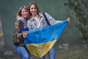 Due ragazze supporti Ucraina con no guerra segni foto