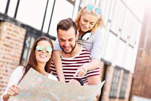 gruppo di contento amici giro turistico con carta geografica foto