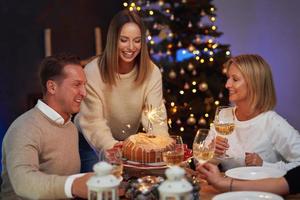 amici festeggiare Natale festa Tenere vino foto