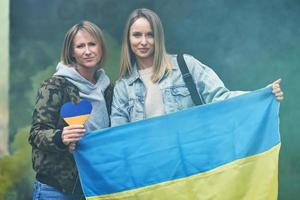 Due ragazze supporti Ucraina con no guerra segni foto