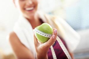 in forma donna mangiare carota a casa foto