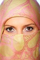 musulmano donna nascosto dietro a un' sciarpa foto