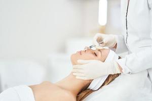 un' scena di medico cosmetologia trattamenti botox iniezione. foto