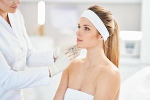 un' scena di medico cosmetologia trattamenti botox iniezione. foto