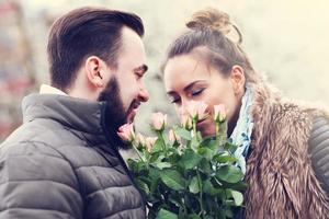 romantico coppia con fiori foto