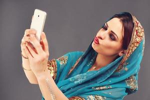 Arabo donna utilizzando smartphone foto