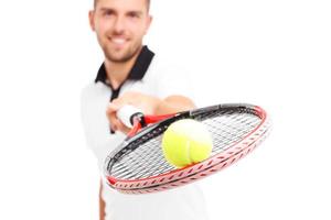 tennis giocatore mostrando racchetta e palla foto