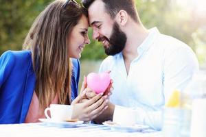 romantico coppia nel bar foto