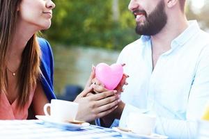 mani di romantico coppia nel bar foto