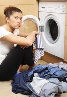 casalinga fare lavanderia foto