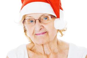 anziano donna indossare Santa cappello al di sopra di bianca sfondo foto