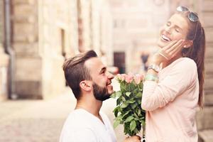 romantico coppia ottenere impegnato nel il città foto