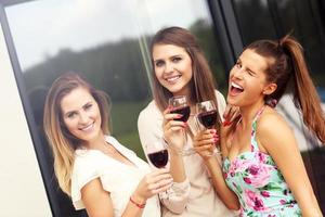 gruppo di amici con vino foto