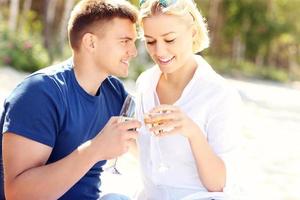 romantico coppia con Champagne a il spiaggia foto