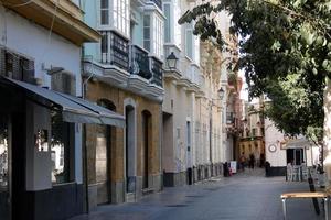 stretto strade di il vecchio cittadina di Cadice, meridionale Spagna foto