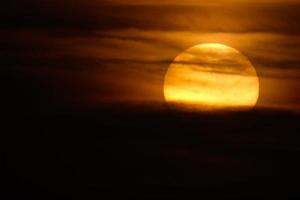 sole il sole, a tramonto a il fine di il giorno, essenziale per il vita di il pianeta foto