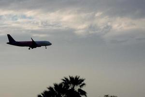 aereo assunzione via a partire dal o atterraggio a un aeroporto foto